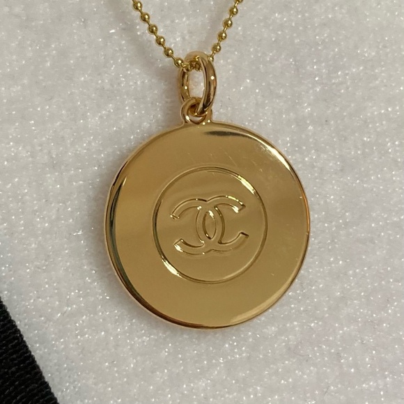 CHANEL Charm with 18k Gold Plated Necklace Chain Holiday 2022 CC Coin Set - Picture 6 of 11